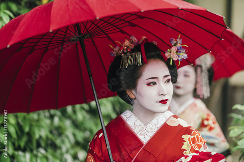 Foto Maiko geishas walking on a street of Gion