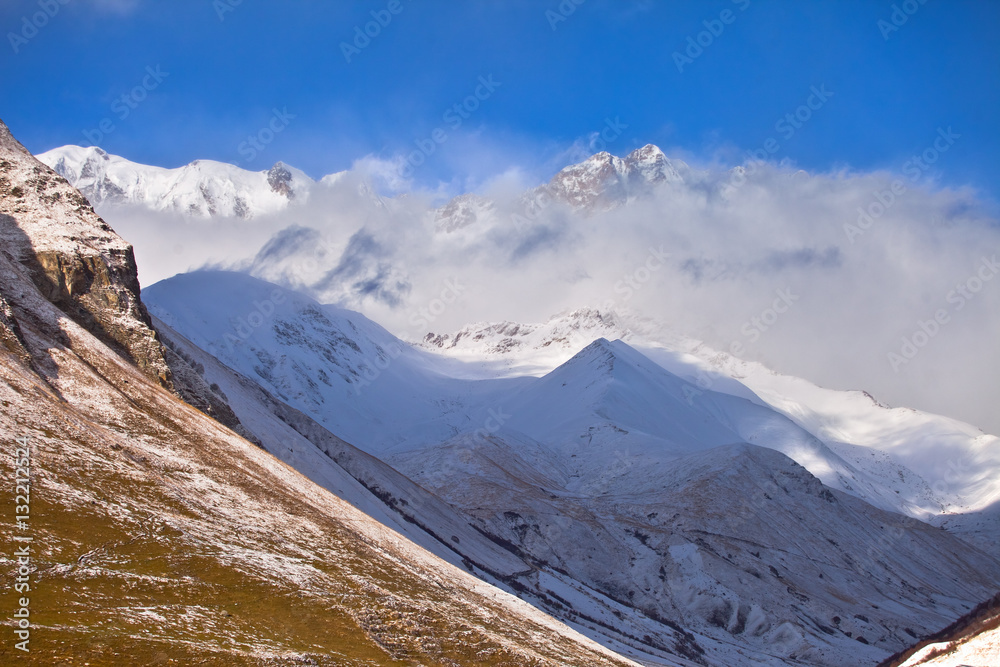 Kaukaz - Gruzja w zimowej szacie. Caucassus mountains in Georgia.