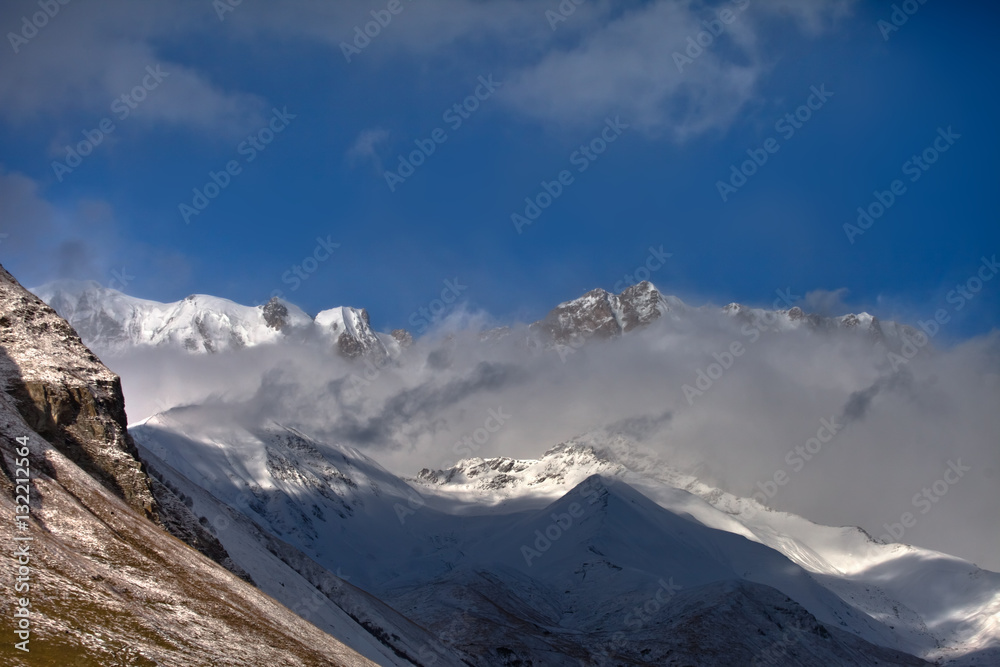 Kaukaz - Gruzja w zimowej szacie. Caucassus mountains in Georgia.