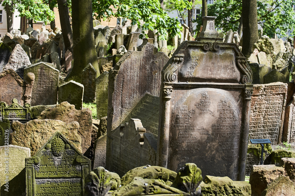 Obraz premium Tombstones on Old Jewish Cemetery in the Jewish Quarter in Prague.There are about 12000 tombstones presently visible