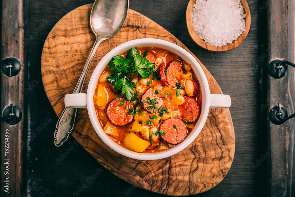Eintopf mit Kabanossi Paprika und Bohnen Stock-Foto | Adobe Stock