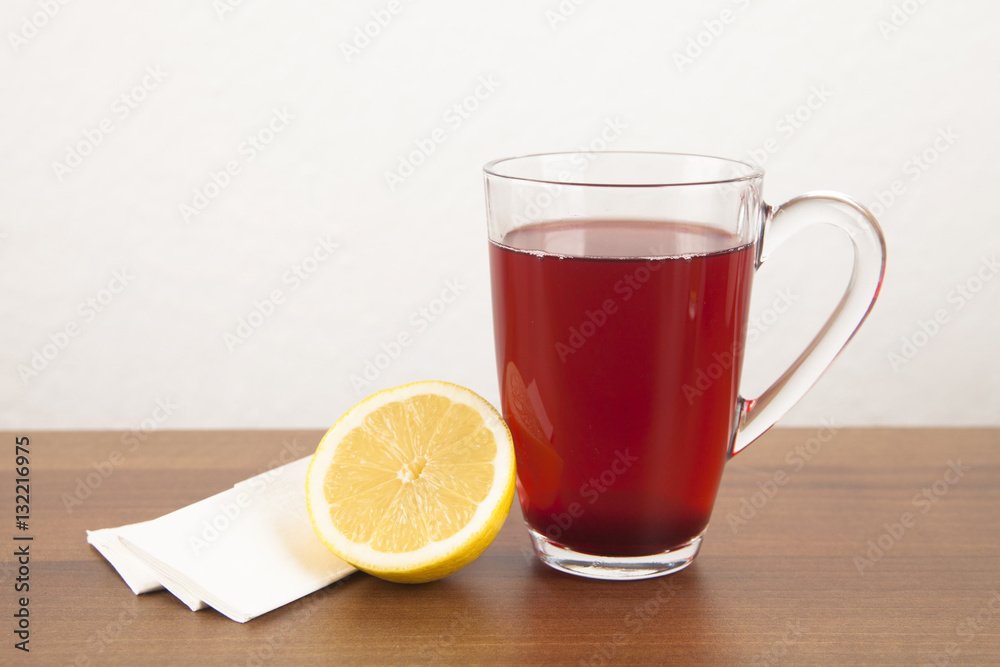 Tee mit Zitrone und Taschentücher 
