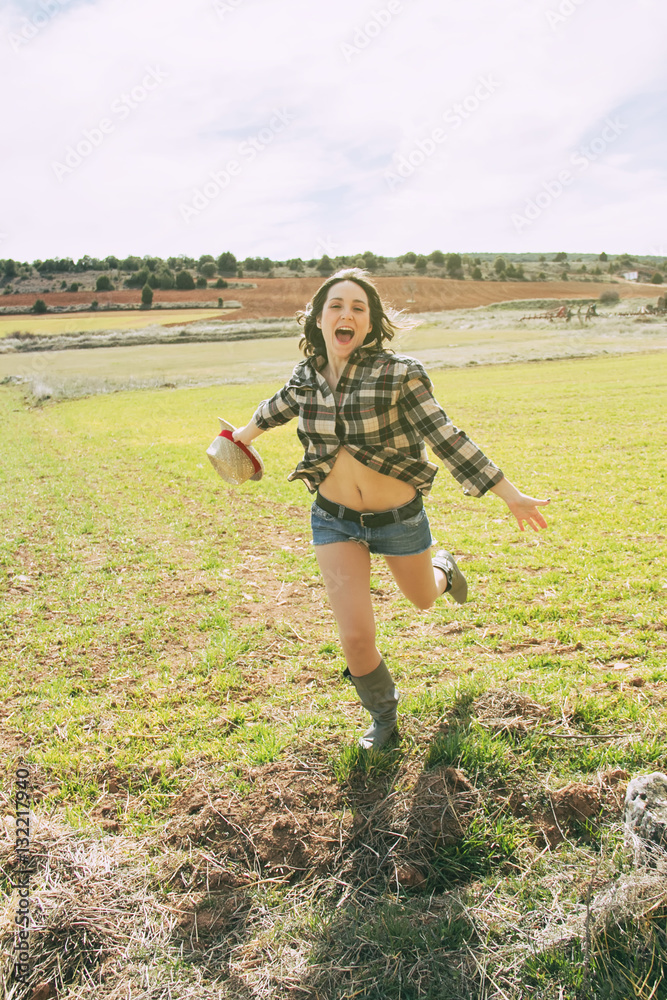 Mujer joven muy feliz disfrutando de la primavera en el campo 