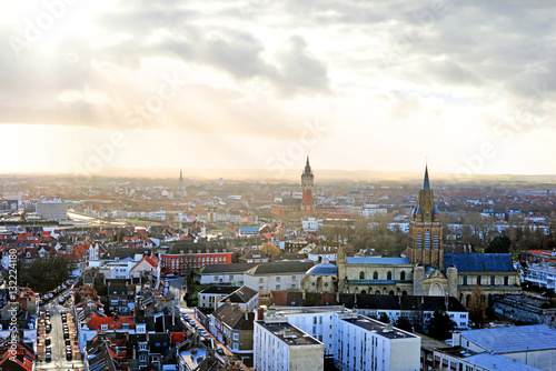 Calais son beffroi et son église vus du ciel