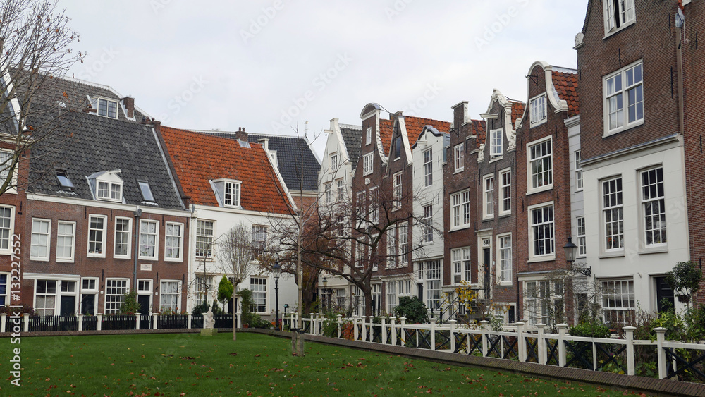 Fototapeta premium Maisons et jardin du Béguinage à Amsterdam, Pays-Bas