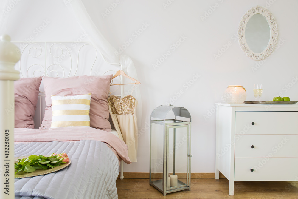 Fotografie Bed, dresser and decorative lantern