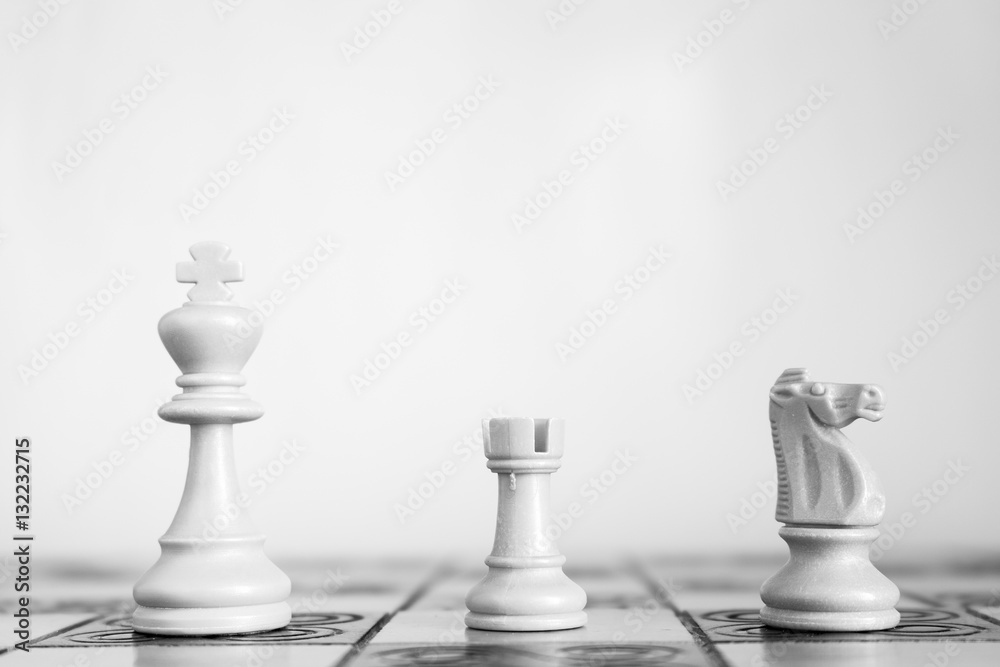 Scacchi fotografati su una scacchiera