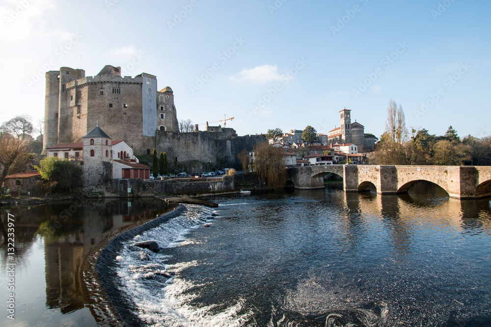 Ville de Clisson, vue sur le pont et le château avec la rivière et vue sur la ville, Loire-Atlantique