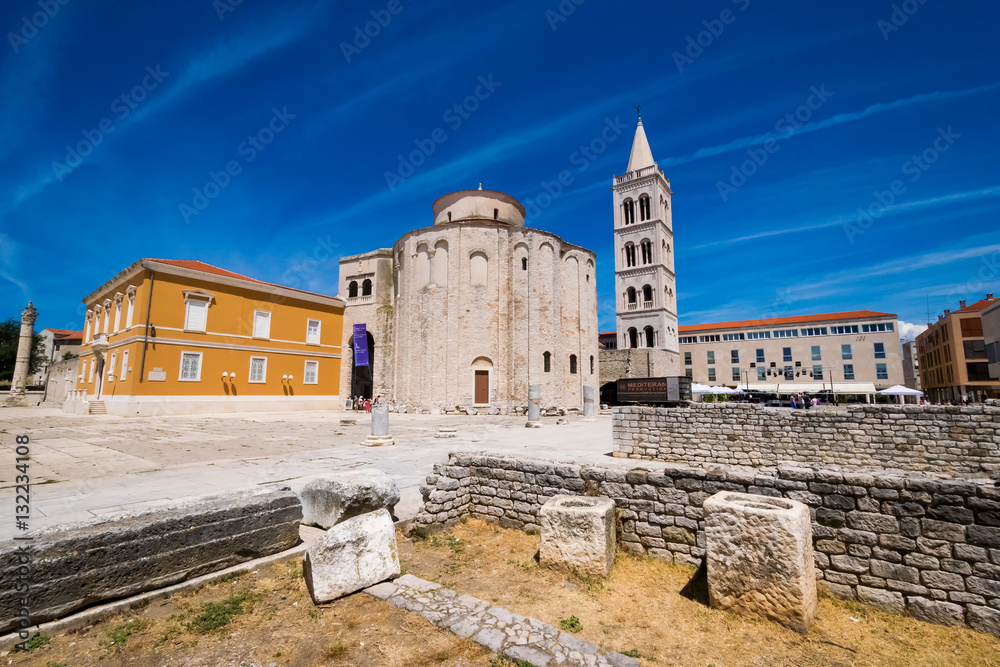 Fototapeta premium Church of st. Donat from the 9th century with roman artefacts in foreground in Zadar, Croatia