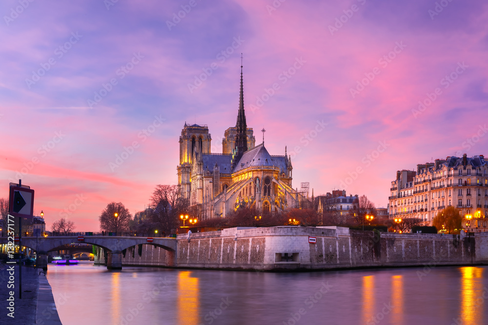 Fototapeta premium Picturesque grandiose sunset over Cathedral of Notre Dame de Paris, France