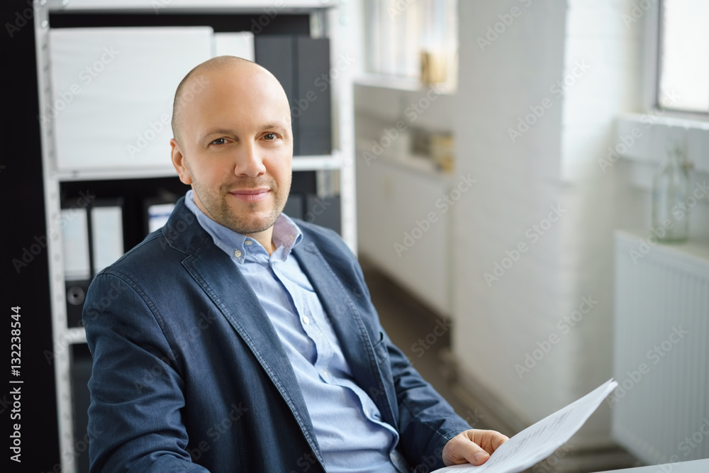 Fototapeta premium seriöser geschäftsmann am arbeitsplatz