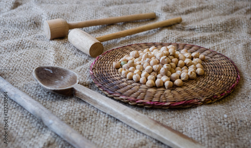 nasiona ciecierzycy na stole w brązowej tonacji, kuchnia płótno drewno.