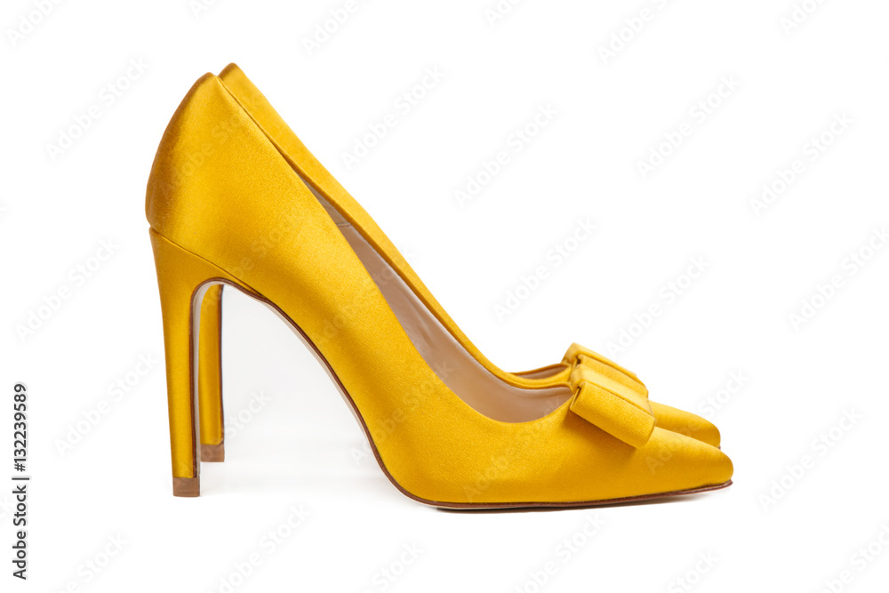 Zapatos amarillos taco aguja sobre fondo blanco aislado. Vista de perfil.  Copy space Stock Photo | Adobe Stock
