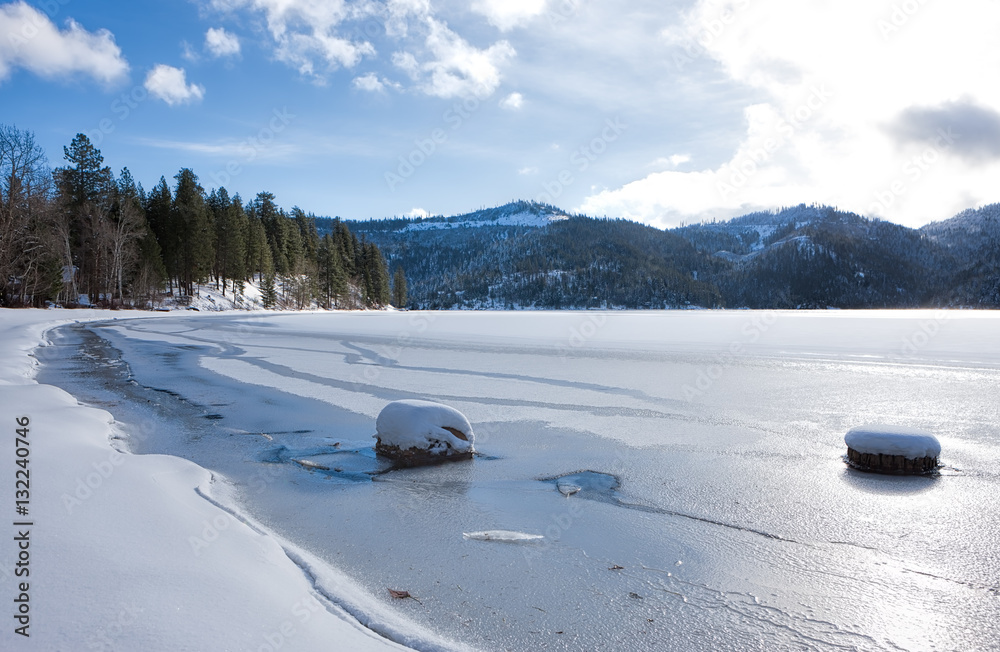 Fototapeta premium Frozen Spirit Lake in Idaho.