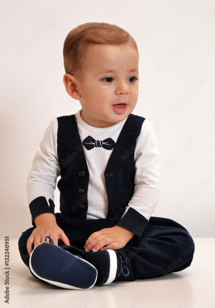 Retrato de un bebe con traje smoking. Stock Photo Adobe Stock
