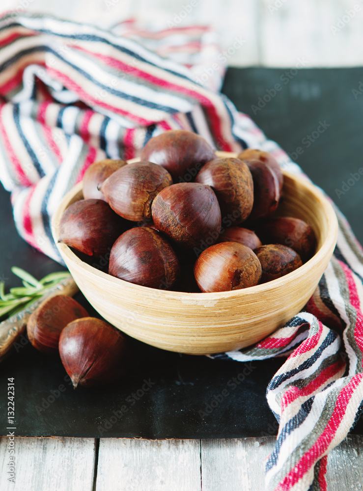 Obraz premium Fresh chestnuts in yellow bowl