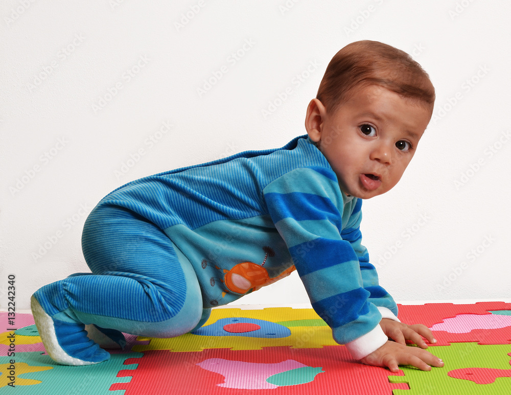 Retrato de un bebe jugando en una alfombra de goma. Stock Photo | Adobe  Stock
