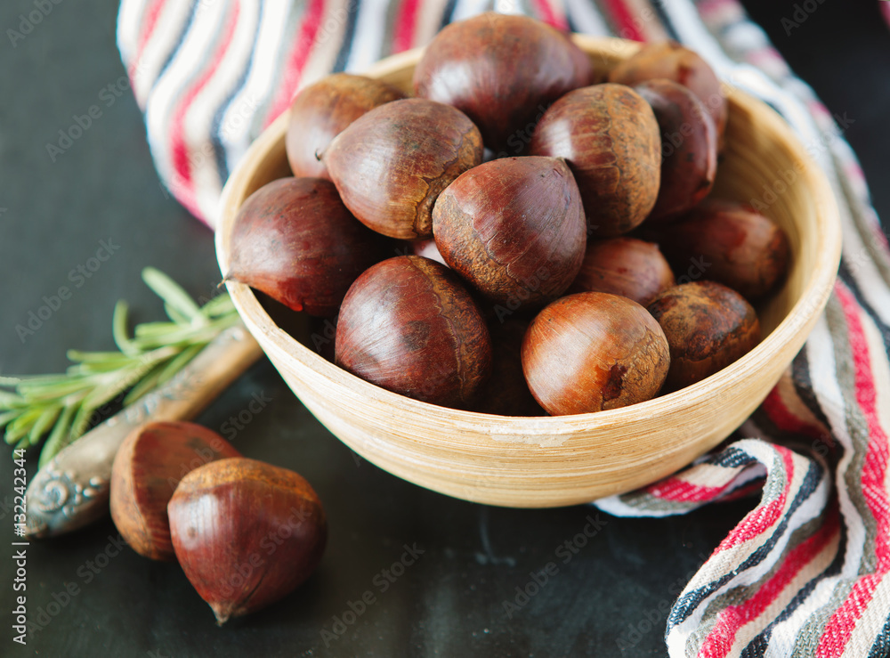Obraz premium Fresh chestnuts in yellow bowl