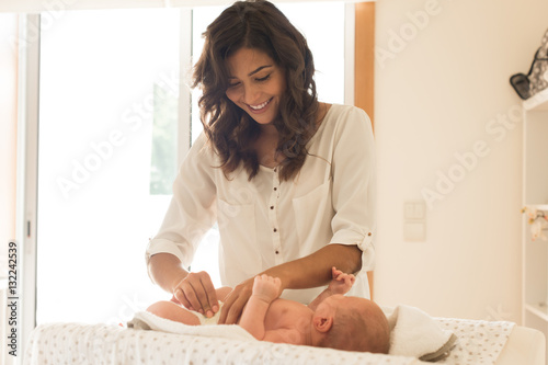 Fototapet Mother changing baby's diaper