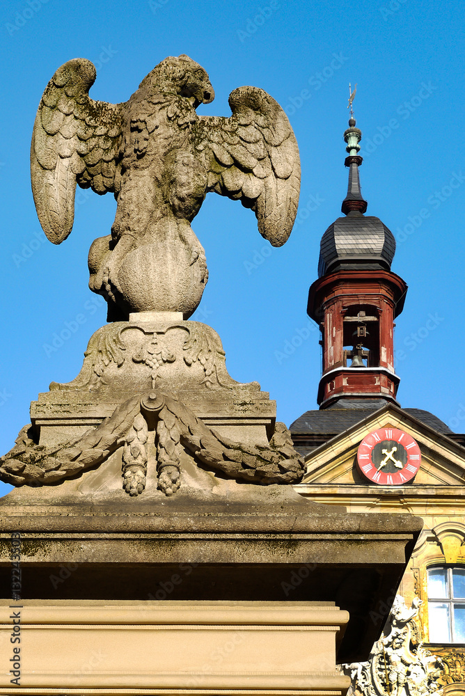 Adlerskulptur nahe dem alten Rathaus