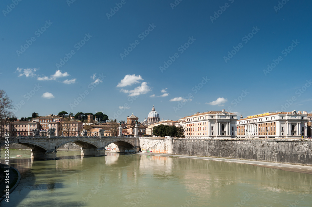 Der Fluß Tiber mit Brücke zum Vatikanstaat Der Fluß Tiber mit Brücke zum Vatikanstaat