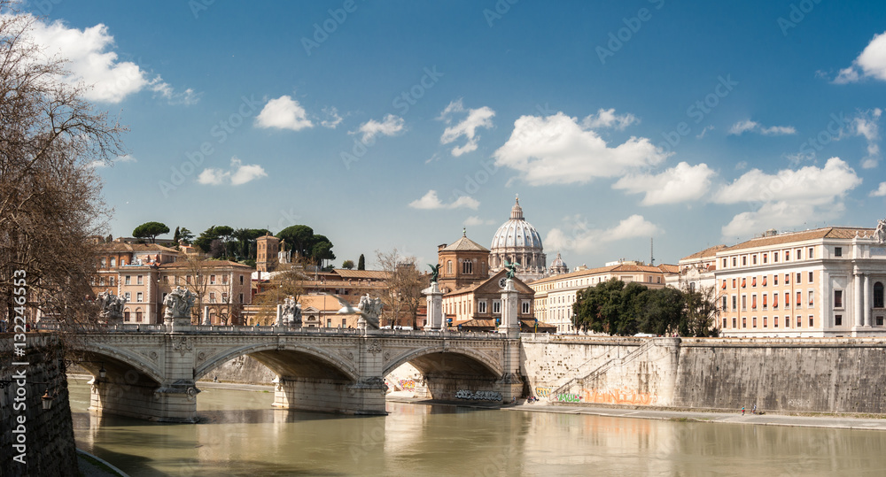 Hochwasser im Tiber mit Tiberbrücke