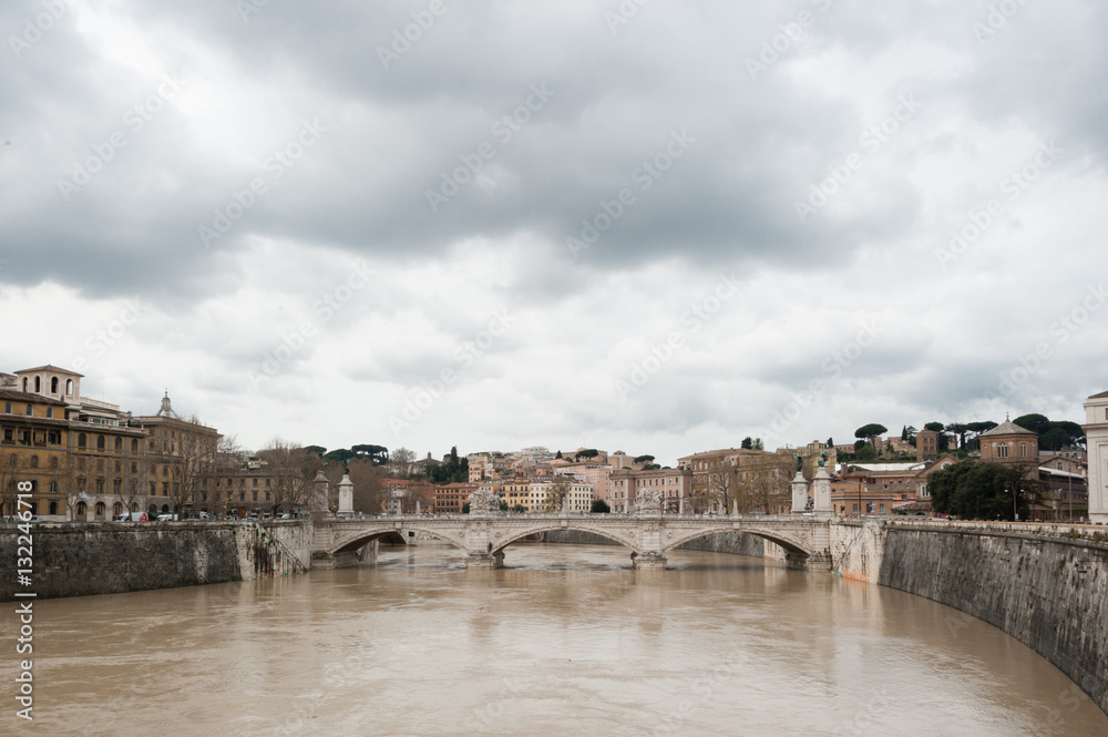 Nach einem Unwetter Tiber bei Hochwasser Nach einem Unwetter Tiber bei Hochwasser