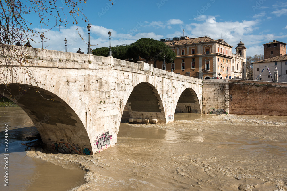 Brücke über den Tiber zur Tiberinsel bei Hochwasser