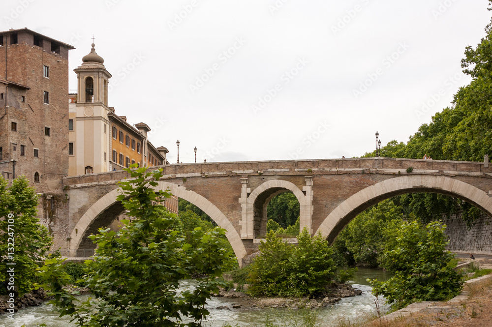 Brücke über den Tiber zur Tiberinsel