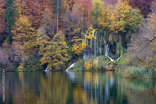 Fototapeta Naklejka Na Ścianę i Meble -  Waterfall in deep forest of Croatia. Plitvice Lakes National Park.