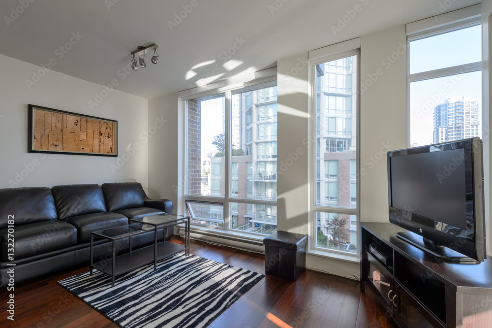 Foto Modern apartment living room with a view of downtown