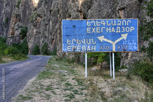 Strassenschild in armenischer und kyrillischer Schrift nahe dem Kloster Noravank (Armenien) photo