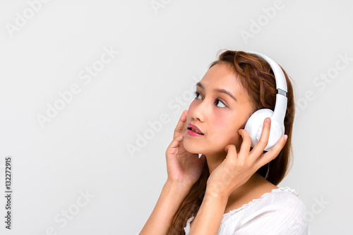  ワイヤレスヘッドホンで音楽を聴く少女 photo