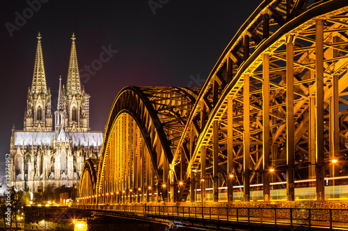 Kölner Dom und Hohenzollernbrücke bei Nacht © elenaklippert
