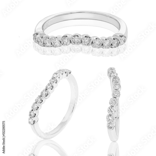 anillo de bodas con diamantes argolla de matrimonio en oro photo