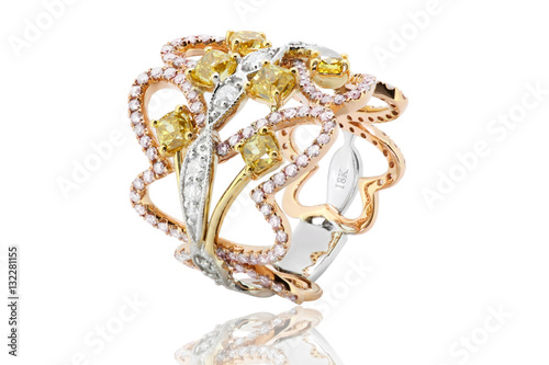 anillo o argolla con diamantes amarillos y blancos joyeria para bodas