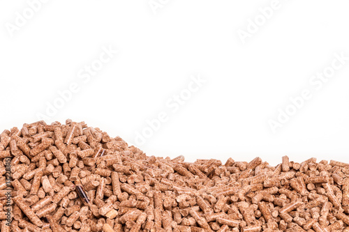 Holzpellets in Wellenform auf weissem Hintergrund