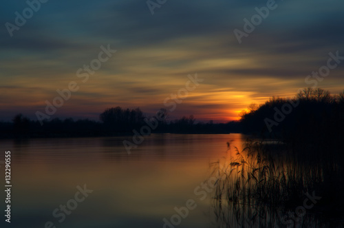 Zimowy zachód słońca / Zimowy, grudniowy zachód słońca w dolinie Pilicy odzwierciedlony w jej wodach. © Rafał Okraj