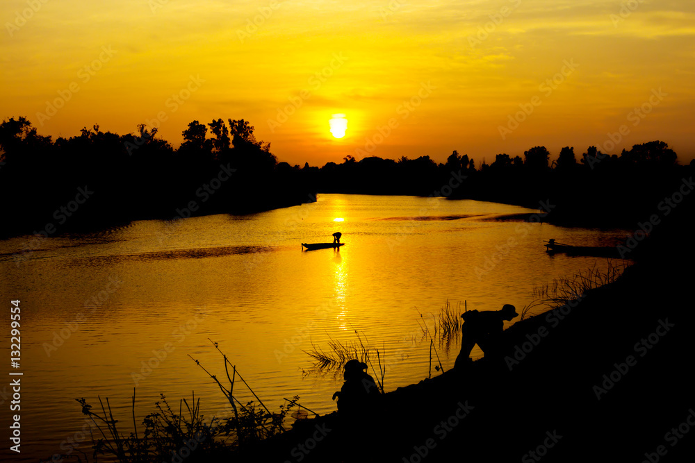 Naklejka premium fisherman silhouette at moonnoi in thailand