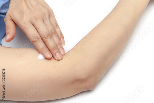 Obraz na płótnie Apply small amount of body lotion to moisture the body skin on white background isolated w salonie
