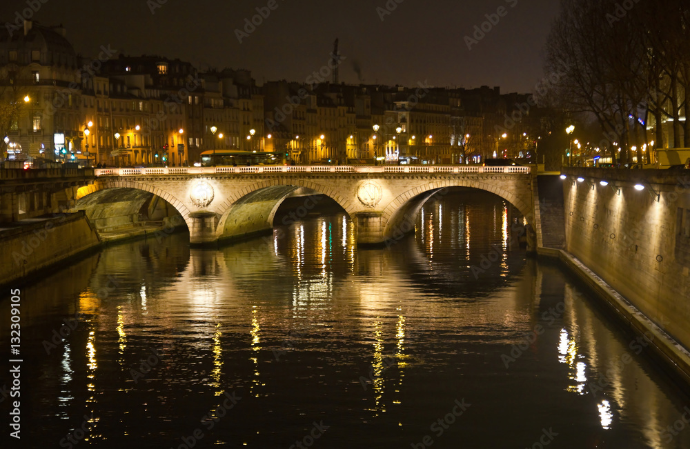 Nächtliche Pont Saint-Michel in Paris