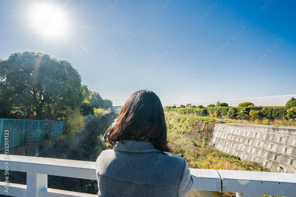 橋から眺める女性
