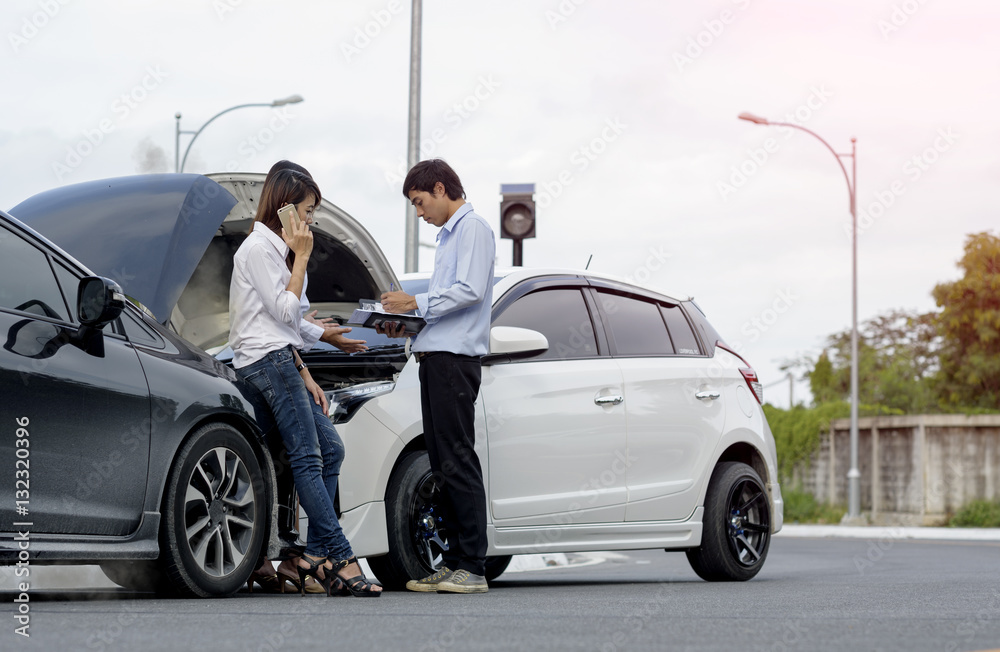 Φωτογραφία Woman driver calls for instruction during insurance agent review the dammage of