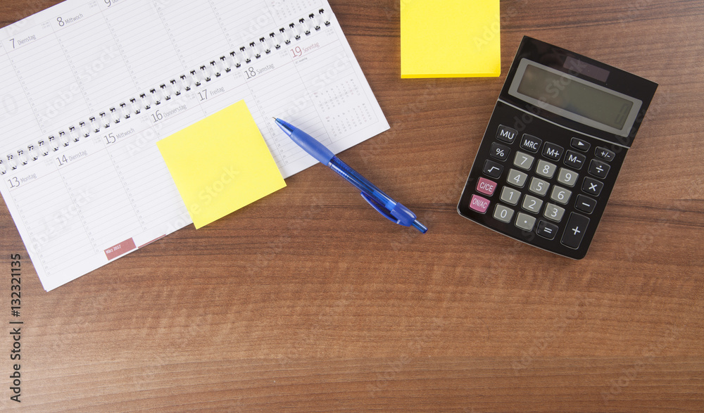 Arbeitsplatz im Büro, Schreibtisch mit Kalender, Stift, Papier, Arbeitsplatz im Büro, Schreibtisch mit Kalender, Stift, Papier,