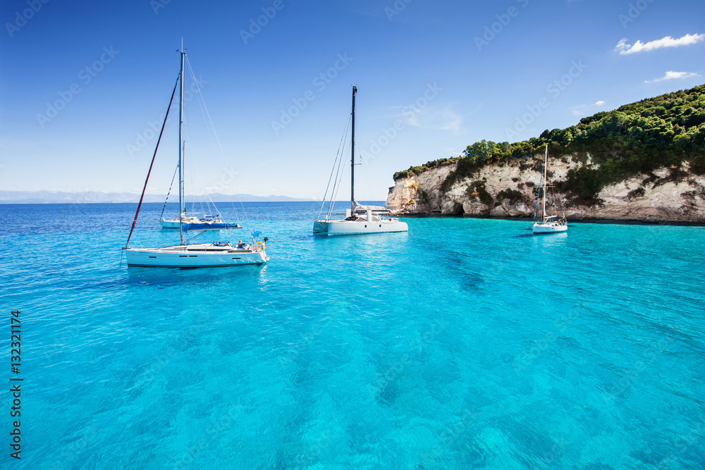 Obraz premium Żaglówki w pięknej zatoce, wyspa Paxos, Grecja