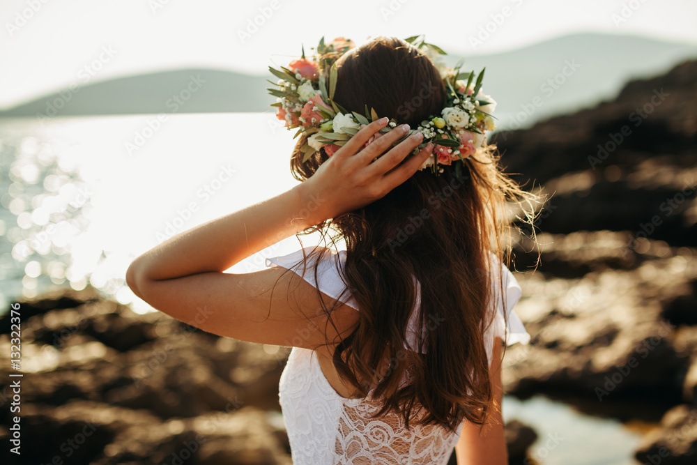Naklejka premium woman in bridal wreath on beach