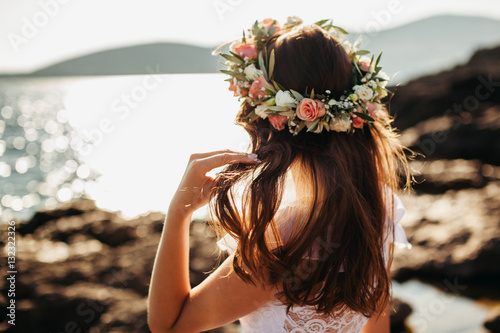 Fotografia woman in bridal wreath on beach