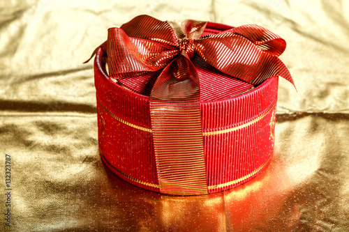 Подарок в красивой красной коробке с бантом