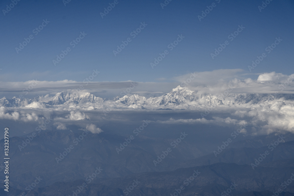 機内からヒマラヤ山脈を眺める