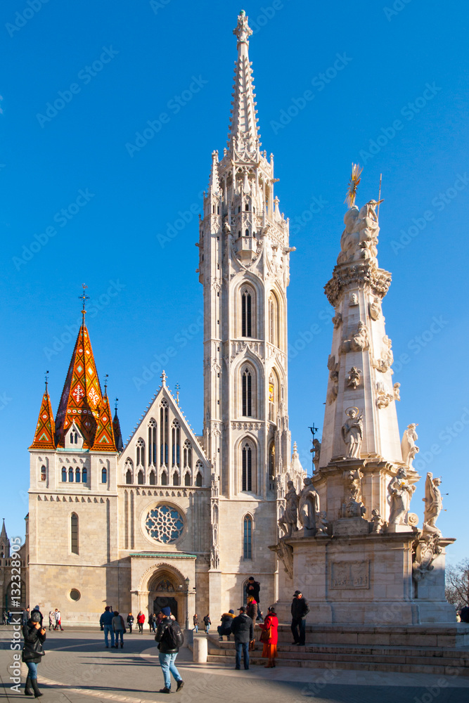 Ταπετσαρία Roman Catholic Matthias Church and Holy Trinity plague column at Fisherman's Bastion in Buda Castle District, Budapest, Hungary, Europe